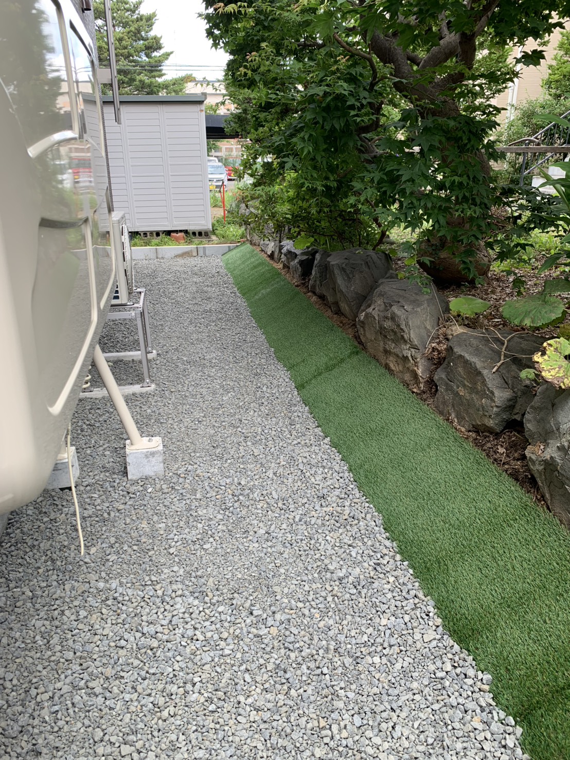 自宅裏側の人工芝と化粧砂利施工後