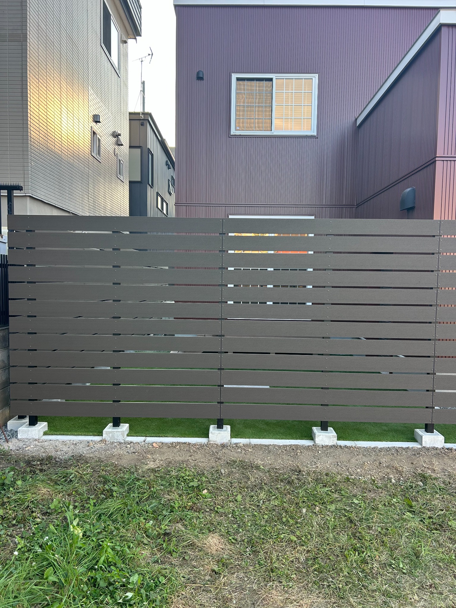 札幌市 M様邸 目隠しフェンスと人工芝の施工後